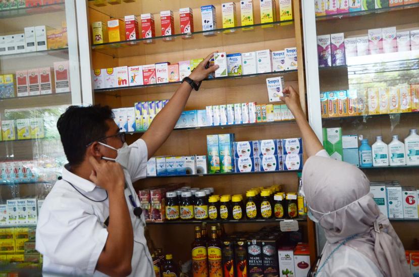 Petugas menunjukkan obat sirup yang boleh dikonsumsi saat melakukan sidak obat sirup di sebuah apotek di Jalan Buah Batu, Kota Bandung.