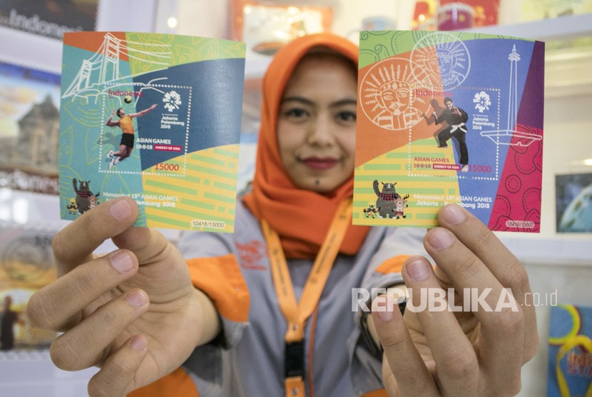 Petugas menunjukkan prangko edisi khusus Asian Games 2018 di Kantor Pos Besar, Bandung, Jawa Barat, Senin (19/2).