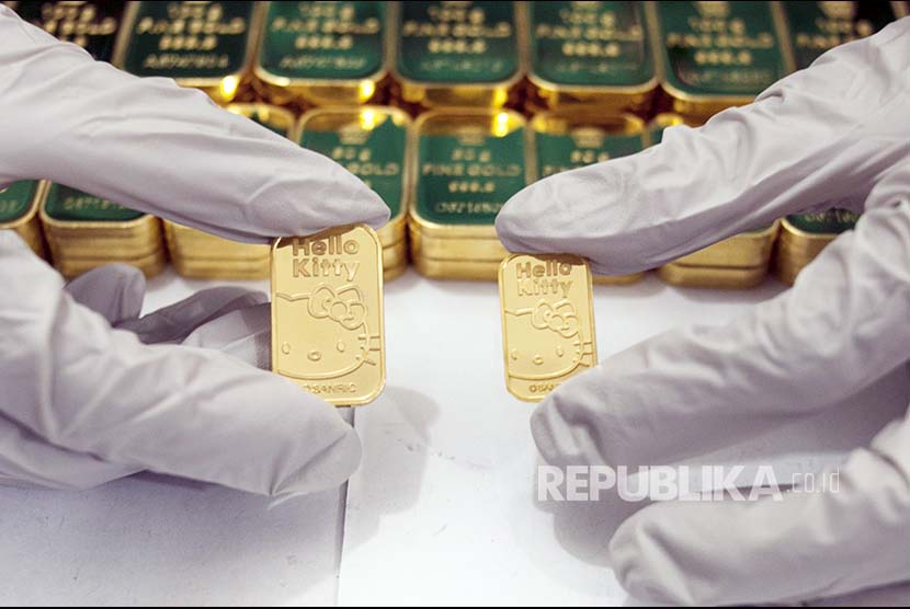 Emas produksi Antam. Harga emas produksi Antam akhirnya mengalami kenaikan, setelah konsisten turun tipis sejak awal pekan ini.