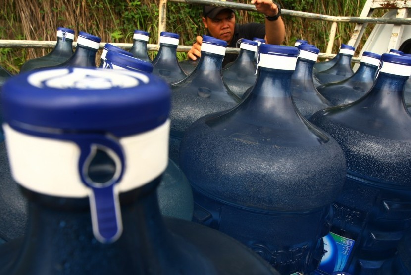Puluhan air mineral galon merk Aqua palsu yang berhasil diamankan polisi (ilustrasi)