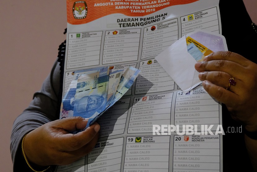 Petugas menunjukkan sejumlah barang bukti dugaan politik uang pada Pemilu 2019 di kantor Bawaslu Temanggung, Jawa Tengah, Selasa (16/4/2019).