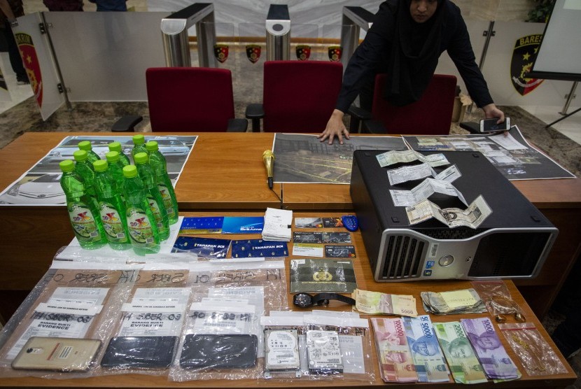 Petugas menunjukkan sejumlah barang bukti kasus pembobolan rekening di gedung Bareskrim Polri, Jakarta Selatan (ilustrasi).