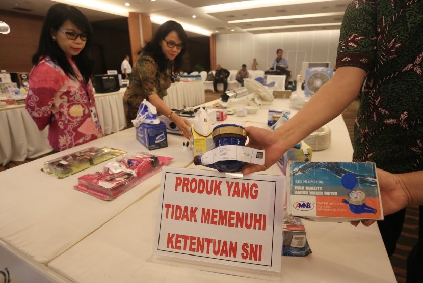 Petugas menunjukkan sejumlah produk yang menyalahi ketentuan Standarisasi Nasional Indonesia (SNI) ketika menggelar jumpa pers di kementerian perdagangan, Jakarta, Selasa (7/7).