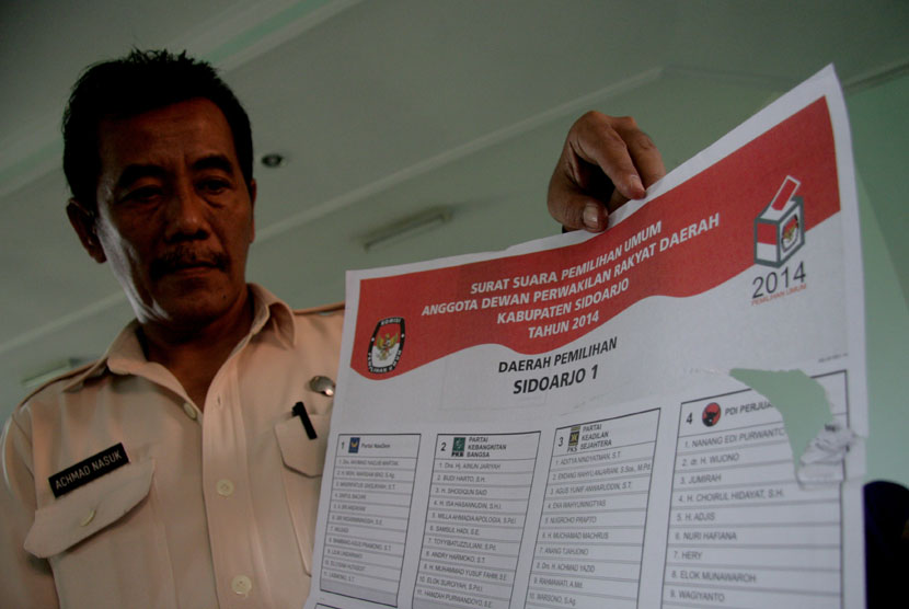  Petugas menunjukkan surat suara Pemilu Legislatif DPRD Kabupaten Sidoarjo yang cacat produksi dan rusak di kantor KPU Kabupaten Sidoarjo, Jatim, Senin (4/3). 