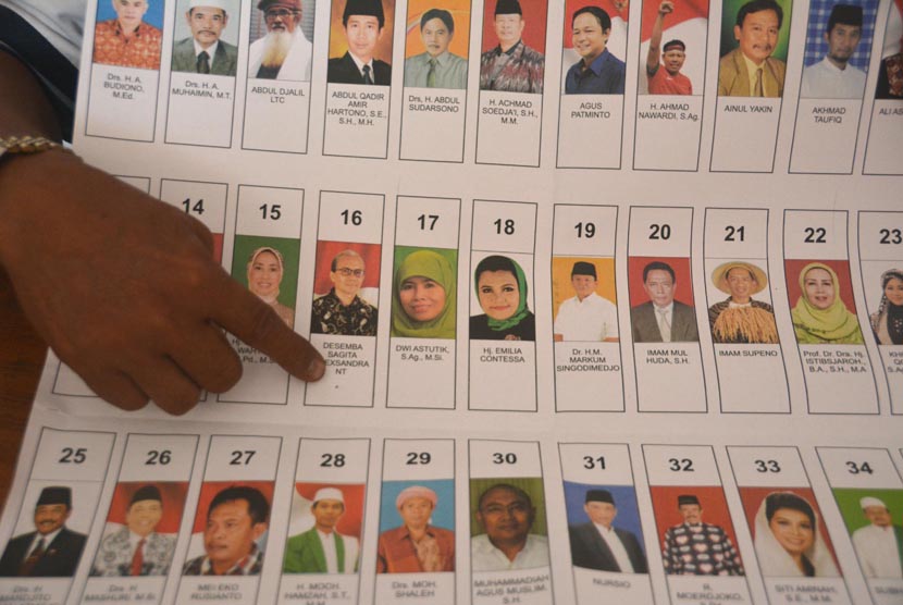 Petugas menunjukkan surat suara yang tercoblos di gudang KPUD Jember, Jawa Timur, Selasa (4/3).