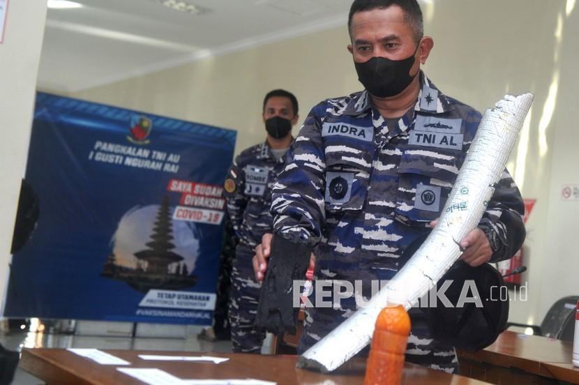 Petugas menunjukkan temuan barang dan serpihan yang diyakini merupakan bagian dari KRI Nanggala 402 saat konferensi pers di Lanud I Gusti Ngurah Rai, Badung, Bali, Sabtu (24/4/2021). Sejumlah serpihan dan barang-barang yang diyakini merupakan komponen dari kapal selam yang hilang kontak saat melaksanakan 