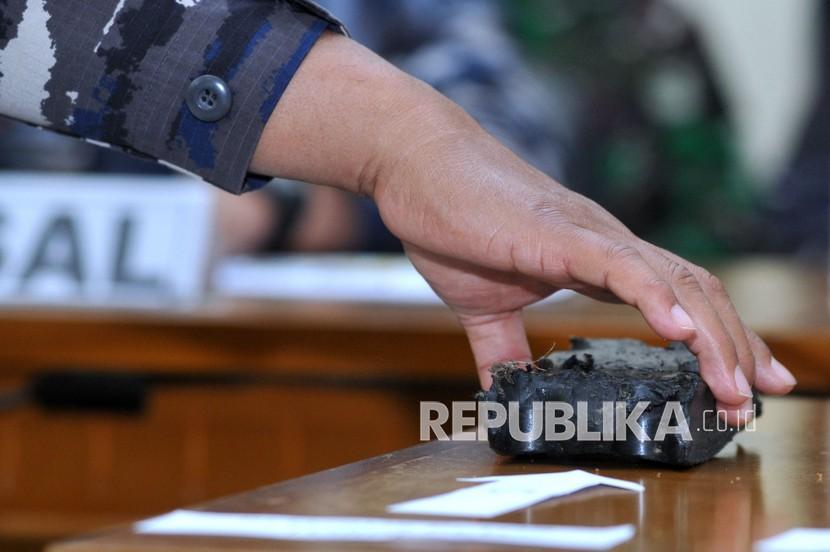 Petugas menunjukkan temuan barang dan serpihan yang diyakini merupakan bagian dari KRI Nanggala 402 saat konferensi pers di Lanud I Gusti Ngurah Rai, Badung, Bali, Sabtu (24/4/2021). Sejumlah serpihan dan barang-barang yang diyakini merupakan komponen dari kapal selam yang hilang kontak saat melaksanakan 