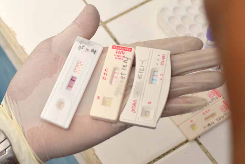 Petugas menunjukkan tiga sampel darah yang terindikasi positif HIV/AIDS saat test HIV/AIDS bagi nara pidana (napi) di Lembaga Pemasyarakatan (Lapas) Madiun, Jatim, Senin (1/12).         