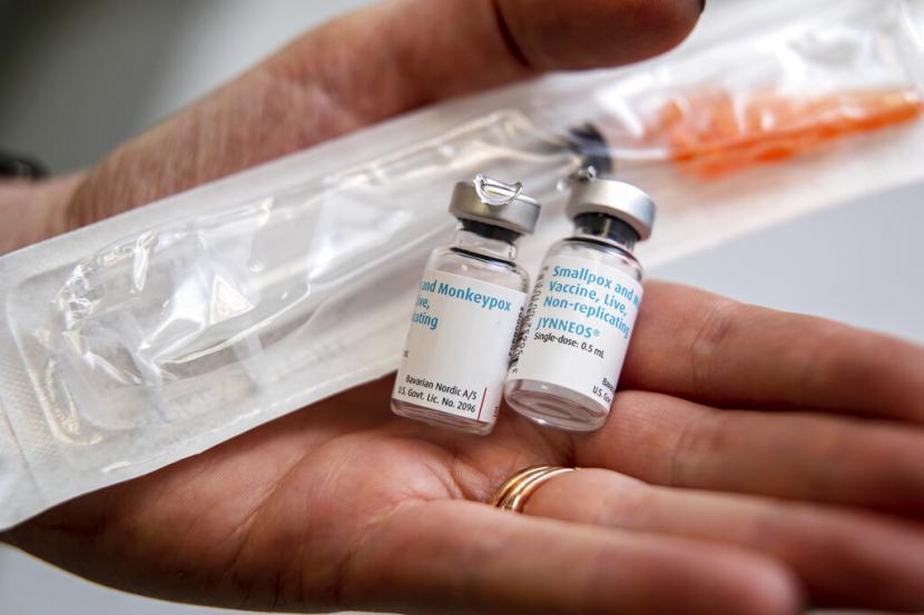 Petugas menunjukkan vaksin cacar monyet pada Selasa, 30 Agustus 2022, di Cabell-Huntington Health Department di Huntington, Virginia, AS. Vaksinasi cacar monyet dapat saja menimbulkan KIPI.