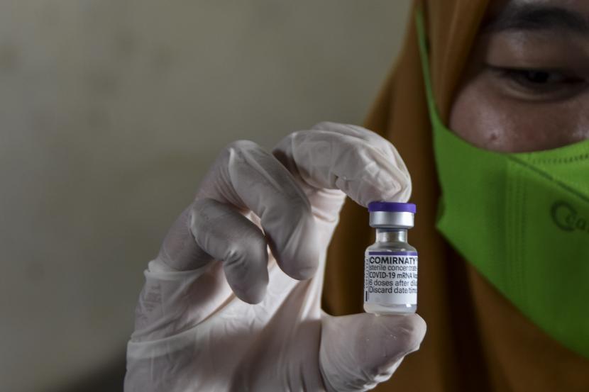 Petugas menunjukkan vaksin Covid-19 dosis ketiga atau booster di Kantor Dinas Kesehatan, Kabupaten Ciamis, Jawa Barat, Selasa (19/7/2022).  Menkes Budi Gunadi Sadikin mengharapkan jumlah penerima vaksin Covid-19 dosis ketiga bertambah.