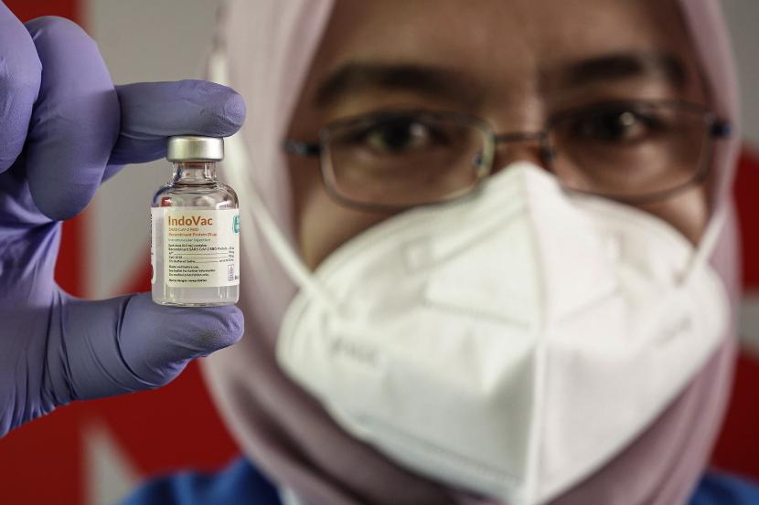 Petugas menunjukkan vaksin pada Peluncuran dan Penyuntikan Perdana Vaksin IndoVac di kantor Bio Farma, Bandung, Jawa Barat, Kamis (13/10/2022). Direktur Utama PT Bio Farma Honesti Basyir mengatakan, induk holding farmasi tersebut membukukan kinerja positif sepanjang 2022.