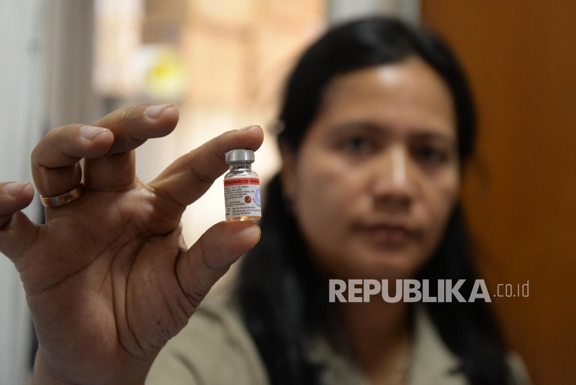 Petugas menunjukkan vaksin polio di Puskesmas Senen, Jakarta, Senin (7/3).  (Republika/Yasin Habibi)