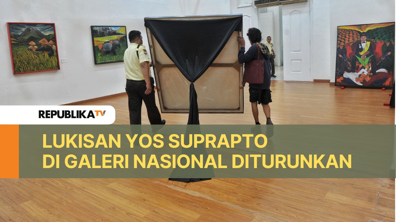 Petugas menurunkan karya seniman Yos Suprapto yang telah terpasang di Galeri Nasional, Jakarta, Senin (23/12/2024). Pameran lukisan bertajuk Kebangkitan: Tanah untuk Kedaulatan Pangan, karya seniman Yos Suprapto resmi dibatalkan pada Senin (23/12).