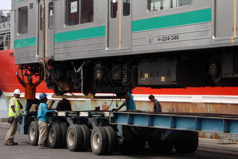 Petugas menurunkan salah satu unit KRL bekas dari Jepang saat tiba di Pelabuhan Tanjung Priok, Jakarta Utara, Senin (17/3). (Republika/Yasin Habibi)