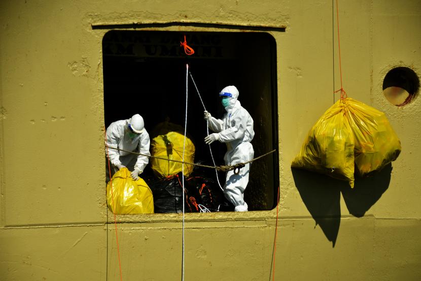 Petugas menurunkan sampah dari atas KM Umsini yang menjadi lokasi isolasi terpusat bagi pasien COVID-19 tanpa gejala (OTG) di Makassar, Sulawesi Selatan, Ahad (8/8/2021). Hingga saat ini sebanyak 84 pasien COVID-19 tanpa gejala melakukan isolasi apung di atas KM Umsini dan dua diantaranya dirujuk ke rumah sakit. 