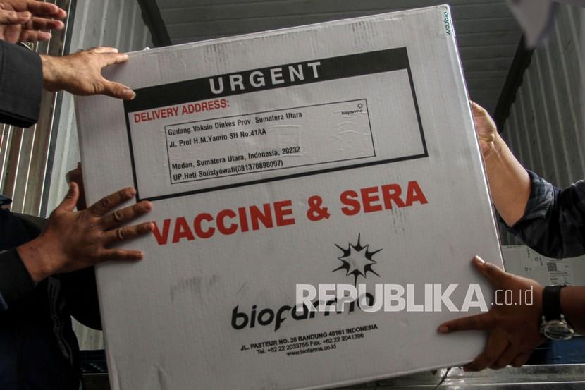 Petugas menurunkan vaksin Covid-19 Sinovac saat tiba di gudang Dinas Kesehatan Sumatra Utara, Kota Medan, Selasa (5/1/2021). Program vaksinasi akan dimulai secara simbolis pada 13 Januari dengan suntikan perdana ke Presiden Joko Widodo dan berlanjut di 14-15 Januari 2021 ke tenaga kesehatan.