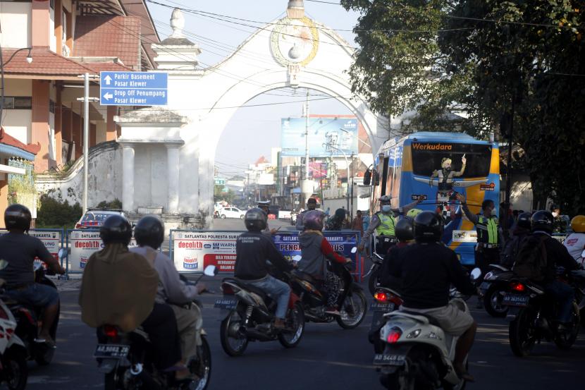 Petugas menutup akses Jalan DR. Radjiman di Solo, Jawa Tengah, Senin (5/7/2021). Penutupan jalan tersebut sebagai penegakan aturan Pemberlakukan Pembatasan Kegiatan Masyarakat (PPKM) Darurat untuk mengurangi mobilitas guna mencegah penyebaran COVID-19.