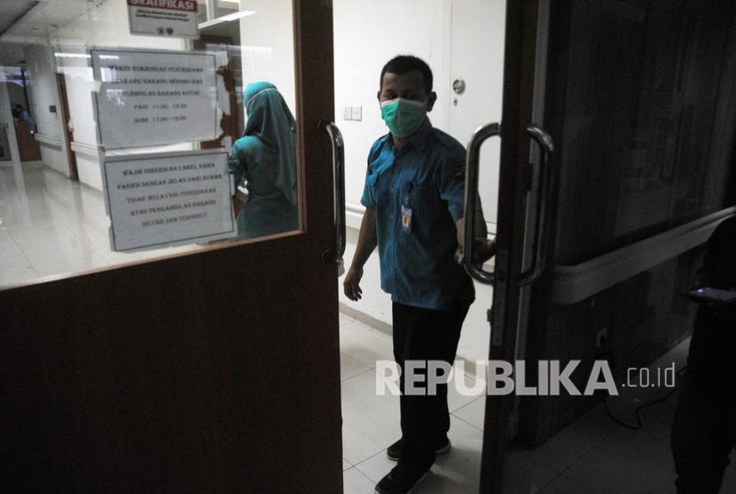 Petugas menutup pintu Ruang Rawat Inap Batu Tulis di RSUD Kota Bogor, Jawa Barat, Senin (7/2/2022). Rumah Sakit Umum Daerah (RSUD) Kota Bogor mengungkapkan data pasien deman berdarah dengue (DBD) yang ditangani pada awal hingga pertengahan tahun 2022 terjadi pada Januari mencapai 139 orang.