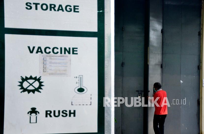 Petugas menutup pintu tempat penyimpanan vaksin Covid-19 Sinovac di kantor Dinas Kesehatan Sulsel, Makassar, Sulawesi Selatan, Selasa (5/1/2020). Sebanyak 30 ribu dosis vaksin COVID-19 Sinovac tahap pertama tiba di Makassar yang diperuntukkan bagi tenaga medis di Sulawesi Selatan. 