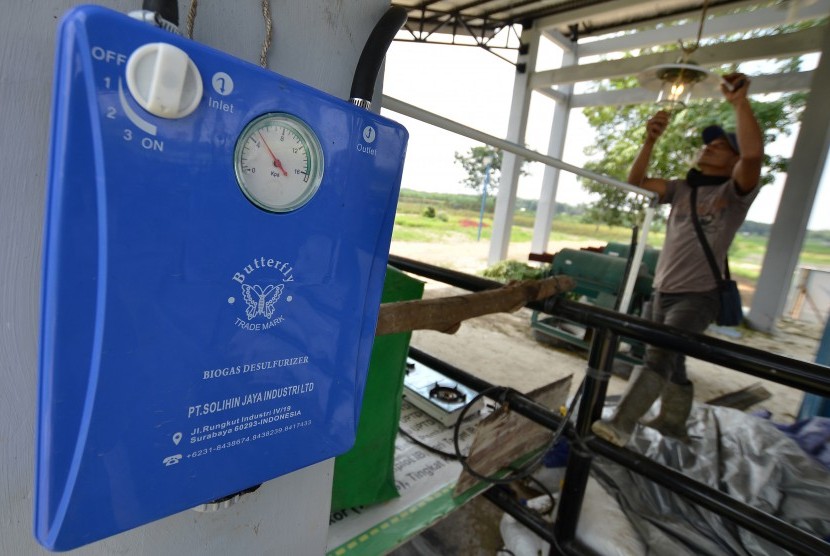 Petugas menyalakan lampu biogas yang terhubung dengan instalasi listrik di Taman Teknologi Pertanian (TTP) Geragai, Tanjung Jabung Timur, Jambi, Kamis (19/1). 