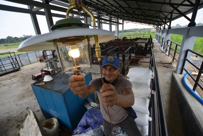 Petugas menyalakan lampu dari listrik energi biogas (ilustrasi). PT Pasadena Biofuels Mandiri resmi mengoperasikan secara komersial (commercial operation date/ COD) Pembangkit Listrik Tenaga Biogas (PLTBg) Ujung Batu berkapasitas 3x1 megawatt (MW) yang berlokasi di Kabupaten Rokan Hulu, Riau, Rabu (3/5/2023).