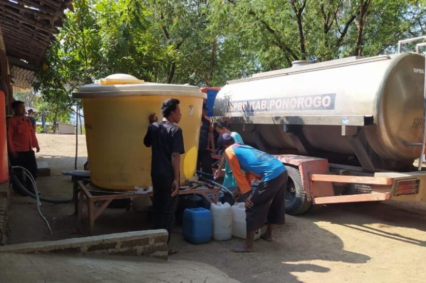 Petugas menyalurkan bantuan air bersih di Desa Jenggring, Ponorogo, Jawa Timur. Sebanyak 26 desa rawan kekeringan.