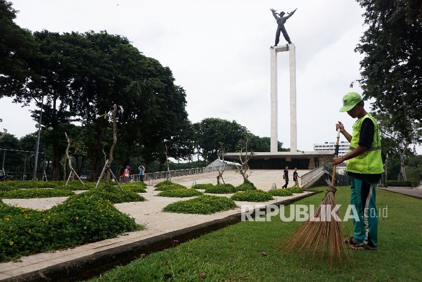  Petugas menyapu sampah di Kawasan Taman Lapangan Banteng, Jakarta. ilustrasi