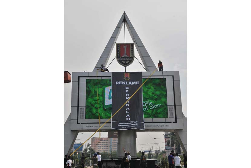 Petugas menyegel videotron reklame sebuah iklan rokok terkenal karena belum membayar retribusi dan pajak tahun 2009-2010 sebesar Rp1,2 miliar, di Semarang, Jateng, Jumat (18/3).