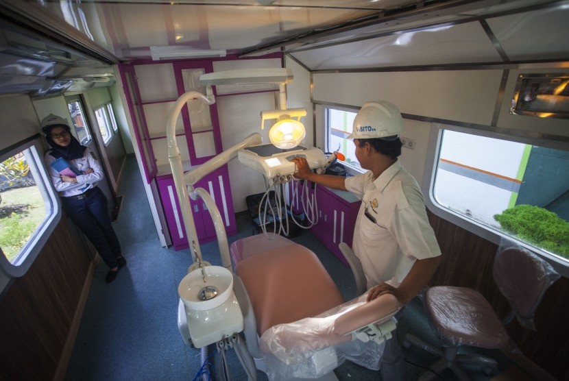 Petugas menyelesaikan proses pemasangan alat kesehatan gigi pada rangkaian kereta medis atau 'Rail Clinic' PT. Kereta Api Indonesia di Balai Yasa Yogyakarta, Kamis (16/2). 