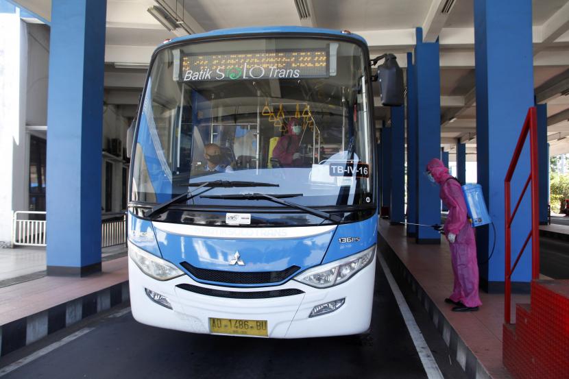 Petugas menyempotkan disinfektan pada bus Batik Solo Trans (BST). Pemerintah Kota (Pemkot) Solo bakal melakukan evaluasi terkait kebijakan lawan arus (contra flow) di Jalan Slamet Riyadi setelah insiden serempetan antara bus Batik Solo Trans (BST) dengan railbus Batara Kresna pada Sabtu (8/5). 