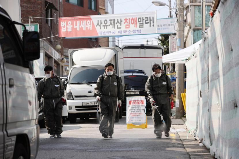 Petugas menyemprot disinfektan di jalan sekitar Gereja Sarang Jeil di Seongbuk, Korsel. Seoul dan sekitarnya, melarang pertemuan lebih dari empat orang selama liburan Natal dan Tahun Baru. Ilustrasi.