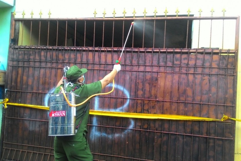 Petugas menyemprot gudang penyimpanan ayam tiren di Cakung, Jaktim.