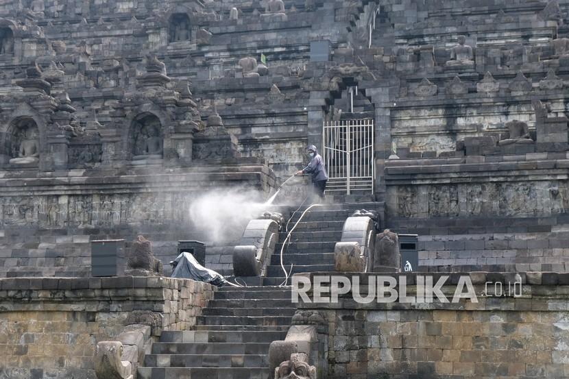 Petugas menyemprotkan air saat melakukan perawatan rutin Candi Borobudur, di Magelang, Jawa Tengah, Rabu (9/2/2022). Perawatan rutin dilakukan oleh Balai Konservasi Borobudur (BKB) guna membersihkan permukaan batu candi dari debu dan lumut yang bisa mengakibatkan pelapukan.