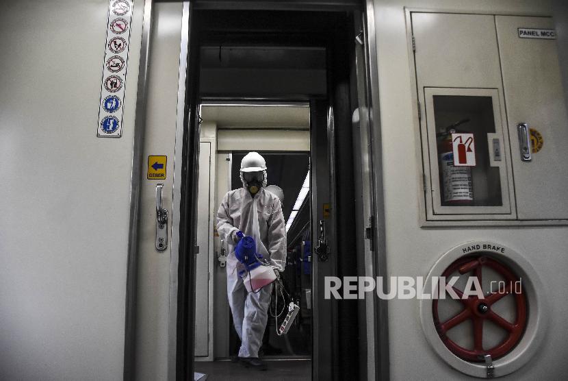  Petugas menyemprotkan cairan disinfektan di dalam gerbong kereta jarak jauh (ilustrasi). PT KAI Daop 7 Madiun mulai mengantisipasi lonjakan penumpang pada libur panjang 28 Oktober sampai 1 November 2020.