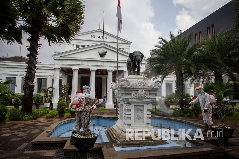 Petugas menyemprotkan cairan disinfektan di halaman gedung Museum Nasional, Jakarta, beberapa waktu lalu. Sejumlah museum di wilayah Jakarta Pusat akan dibuka kembali mulai pekan depan.