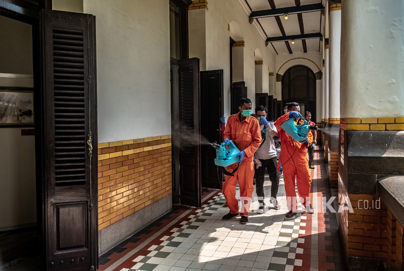 Petugas menyemprotkan cairan disinfektan di kawasan wisata Museum Cagar Budaya Lawang Sewu, Semarang, Jawa Tengah, Ahad (15/3/2020). Pemerintah daerah memberlakukan stimulus ekonomi untuk sejumlah sektor terdampak Covid-19 di Jawa Tengah.