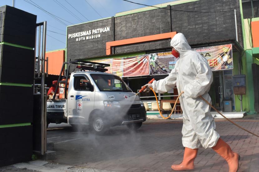 Petugas menyemprotkan cairan disinfektan di lingkungan Puskesmas Patihan Kota Madiun, Jawa Timur, Jumat (19/6). (ilustrasi)