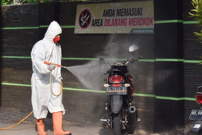 Petugas menyemprotkan cairan disinfektan di lingkungan Puskesmas Patihan Kota Madiun, Jawa Timur, Jumat (19/6/2020). Puskesmas tersebut menghentikan pelayanan selama dua minggu ke depan menyusul adanya seorang tenaga medis yang terkonfirmasi positif terpapar COVID-19, sehingga seluruh karyawannya menjalani karantina guna pencegahan penularan virus corona.