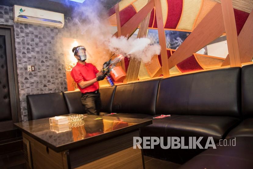 [Ilustrasi] Petugas menyemprotkan cairan disinfektan di ruang karaoke.
