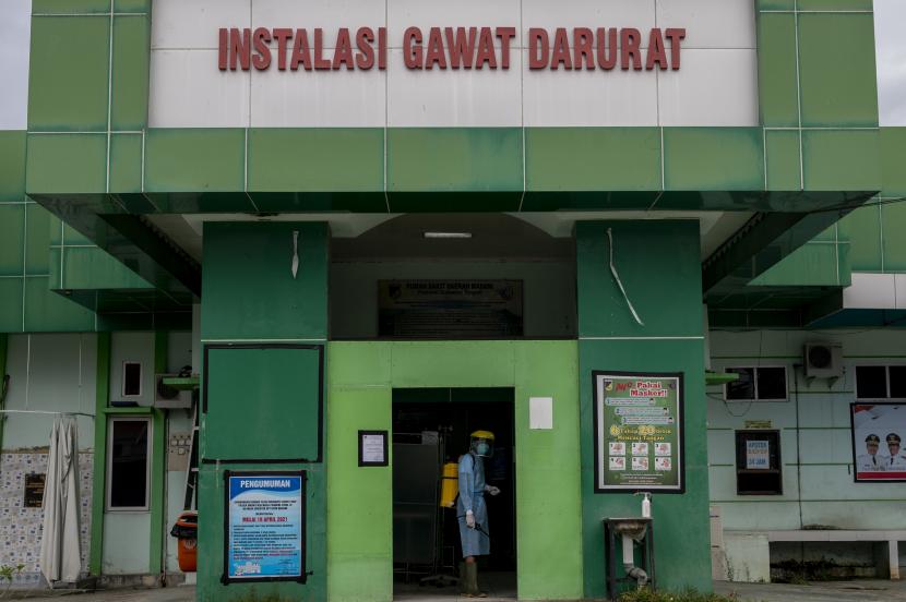 Petugas menyemprotkan cairan disinfektan di sekitar ruang Instalasi Gawat Darurat di Rumah Sakit Daerah (RSD) Madani, Palu, Sulawesi Tengah. Satgas Penanganan Covid-19 meminta pemerintah daerah meningkatkan kualitas layanan pasien Covid-19 di fasilitas rujukan. 