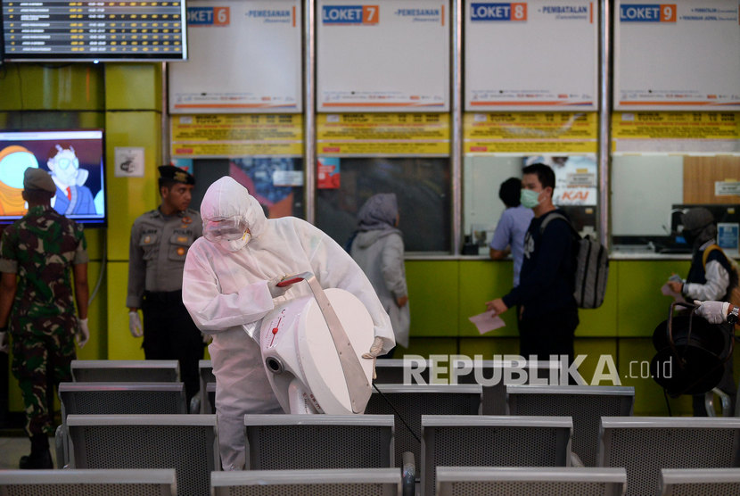 Petugas menyemprotkan cairan disinfektan di Stasiun Gambir, Jakarta, Kamis (12/3). Kegiatan penyemprotan disinfektan itu untuk mencegah penularan COVID-19.(Republika/Prayogi)