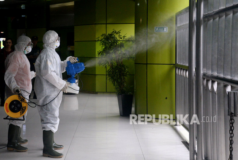 Petugas menyemprotkan cairan disinfektan di Stasiun Gambir, Jakarta, Kamis (12/3). Kegiatan penyemprotan disinfektan.(Republika/Prayogi)