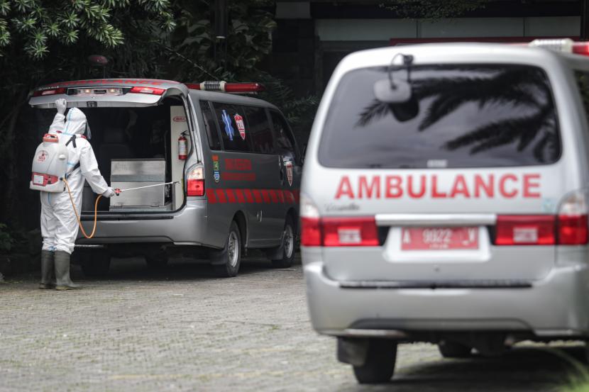 Angka kematian COvid mengalami peningkatan selama Februari 2022 ini. Foto petugas menyemprotkan cairan disinfektan ke mobil ambulans yang mengantarkan pasien COVID-19 di Hotel Singgah COVID-19, Curug, Kabupaten Tangerang, Banten, Jumat (11/2/2022).  -ilustrasi-
