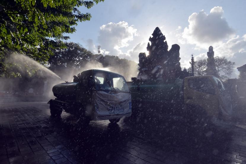Petugas menyemprotkan cairan eco enzyme pada area ruang publik saat pelaksanaan Pemberlakuan Pembatasan Kegiatan Masyarakat (PPKM) Darurat di Denpasar, Bali, Kamis (15/7/2021). Berdasarkan data secara kumulatif Satgas COVID-19 Provinsi Bali dari tanggal 1 - 14 Juli 2021 terkonfirmasi kasus positif COVID-19 di Bali berjumlah 6.960 orang, pasien sembuh 3.342 orang dan meninggal dunia 122 orang.
