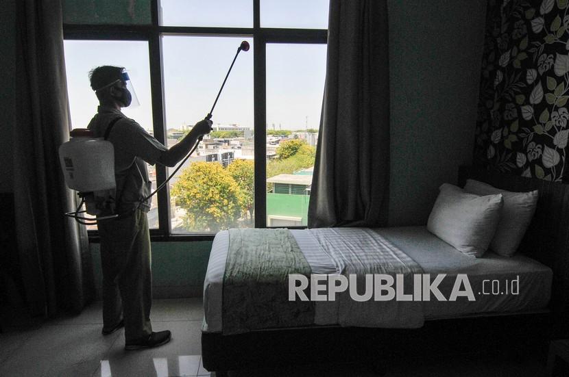 Petugas menyemprotkan disinfektan di kamar hotel yang akan dijadikan tempat isolasi pasien COVID-19 di Bekasi, Jawa Barat, Rabu (23/9). Pemerintah Kota Bekasi mengantisipasi lonjakan pasien Covid-19 dengan menyiapkan 90 kamar di salah satu hotel untuk ruang isolasi mandiri. (ilustrasi) 