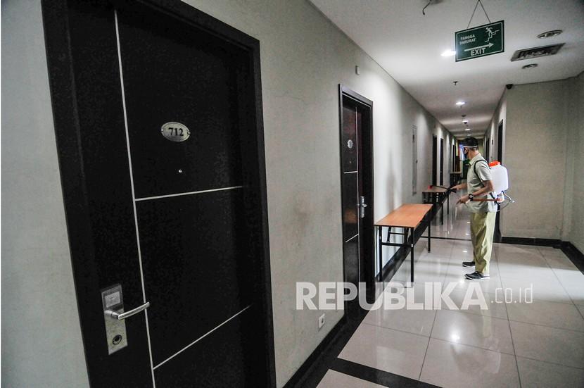 Petugas menyemprotkan disinfektan di kawasan hotel yang akan dijadikan tempat isolasi pasien COVID-19 di Bekasi, Jawa Barat, Rabu (23/9/2020). Pemerintah Kota Bekasi mengantisipasi lonjakan pasien COVID-19 dengan menyiapkan 90 kamar di salah satu hotel untuk ruang isolasi mandiri. 