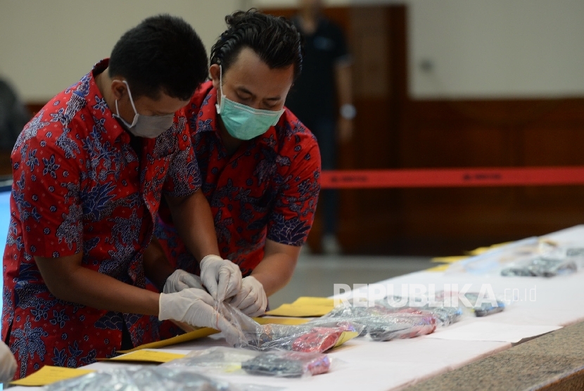 Petugas menyiapkan barang bukti teroris ledakan bom Thamrin saat rilis di Mabes Polri, Jakarta, Jumat (22/1). Republika/Wihdan Hidayat
