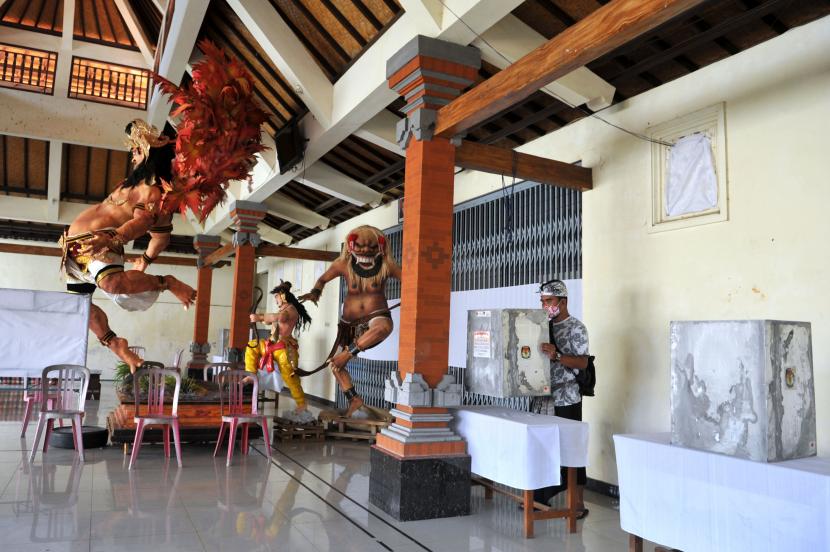 Petugas menyiapkan bilik suara di Tempat Pemungutan Suara (TPS) di kawasan Banjar Abian Kapas Kelod, Denpasar, Bali, Selasa (8/12/2020). Sebanyak 1.202 TPS yang tersebar di empat kecamatan se-Denpasar disiapkan untuk pelaksanaan pemungutan suara Pilkada Kota Denpasar pada 9 Desember 2020.