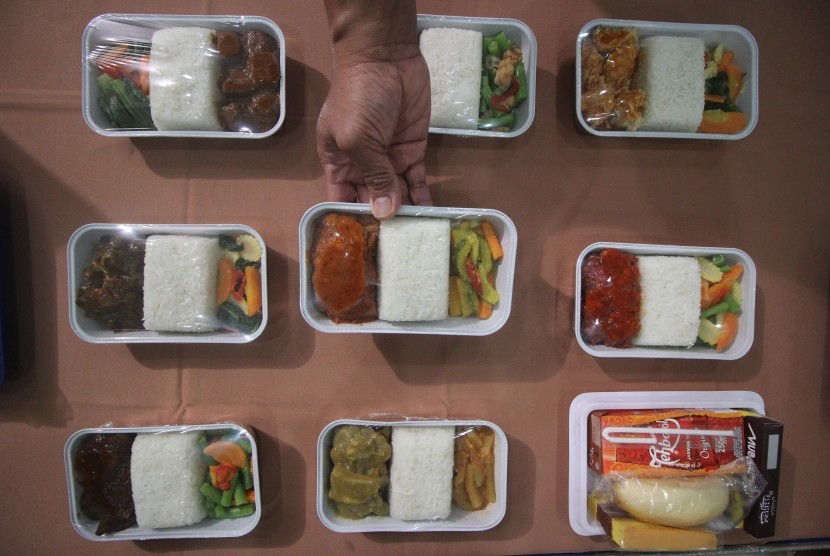 Petugas menyiapkan contoh menu makanan yang akan disajikan kepada jamaah calon haji disela acara pelantikan pantia penyelengara ibadah haji (PPIH) dan pemeriksaan makanan di Asrama Haji Embarkasi Surabaya (AHES), Sukolilo, Surabaya, Jawa Timur, (ilustrasi).