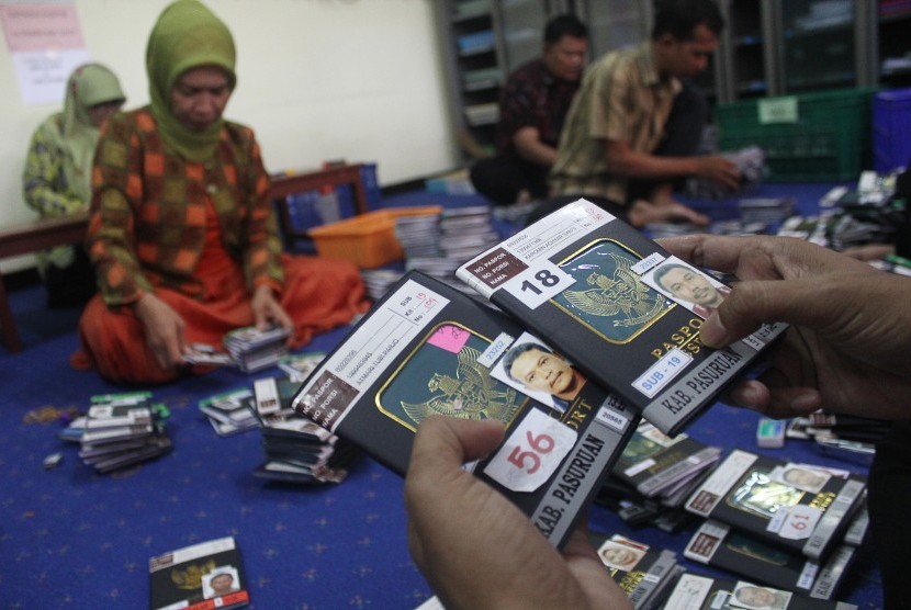 Petugas menyiapkan dokumen paspor dan visa jamaah calon haji (JCH) di Gedung Sistem Informasi dan Komputerisasi Haji Terpadu (Siskohat) Asrama Haji Embarkasi Surabaya (AHES), Surabaya, Jawa Timur, Sabtu (14/7).